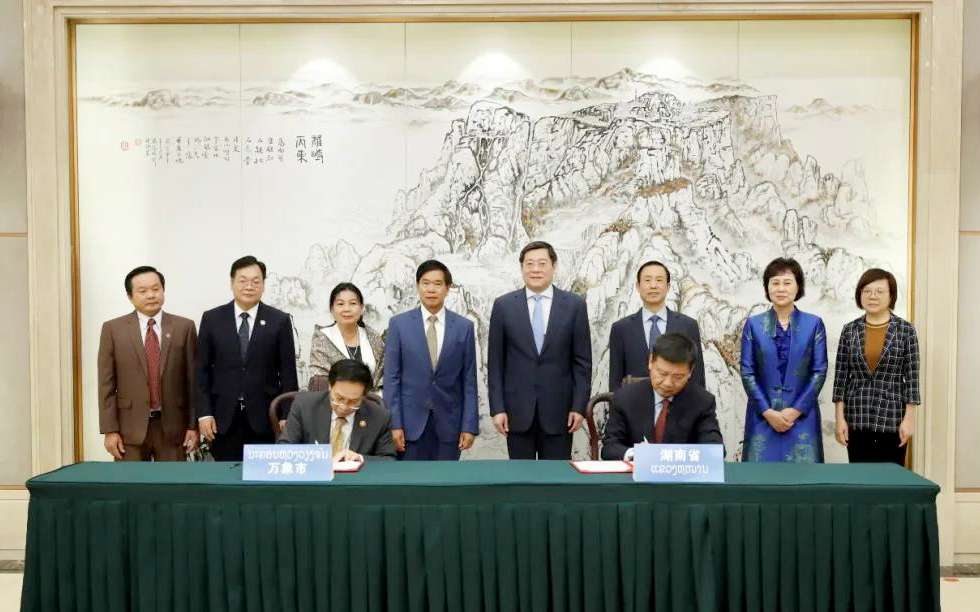 星空电竞环境向老挝万象捐赠7台环卫装备，助力“一带一路”建设