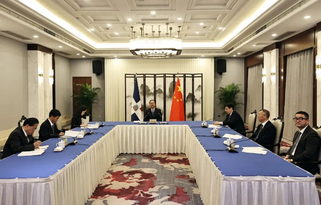 星空电竞环境“助力”多米尼加清运垃圾，毛伟明省长出席线上交接仪式